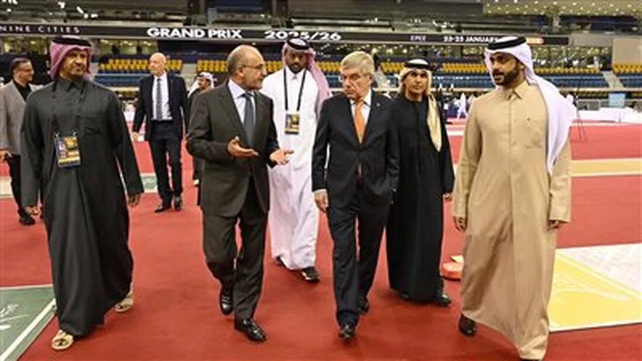 لقاء كبار القادة.. عبد المنعم الحسيني يبحث مستقبل السلاح مع توماس باخ بالدوحة